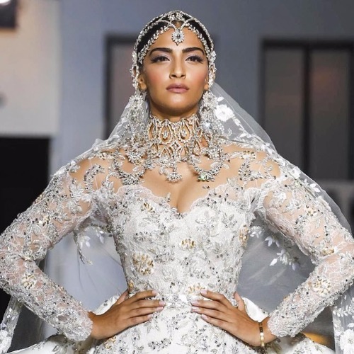 PHOTOS: Actress Sonam Kapoor As Showstopper For Ralph and Russo At ...